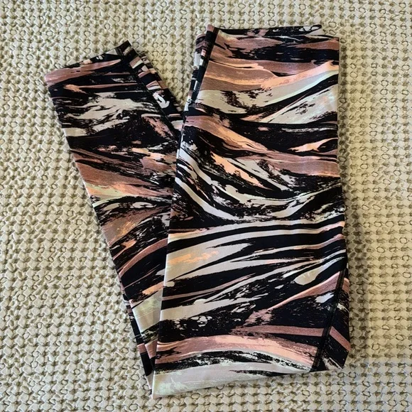 LULULEMON Wave Pattern Legging in Pink, Gray, and Black sz 8 EUC - Picture 6 of 6